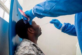 La pandemia de la covid-19 dejó de ser una prioridad en Haití desde junio de 2020, cuando se reabrieron las fronteras, puertos y aeropuertos del país, hasta el punto de que el Ministerio de Salud proporciona con retraso los boletines diarios sobre la evolución de la enfermedad. EFE/Jean Marc Hervé Abelard/Archivo