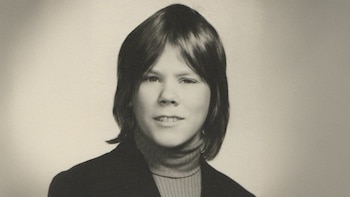 La foto acertijo: ¿Quién es este adolescente que se hizo famoso con un baile y reinventó su carrera con roles oscuros?