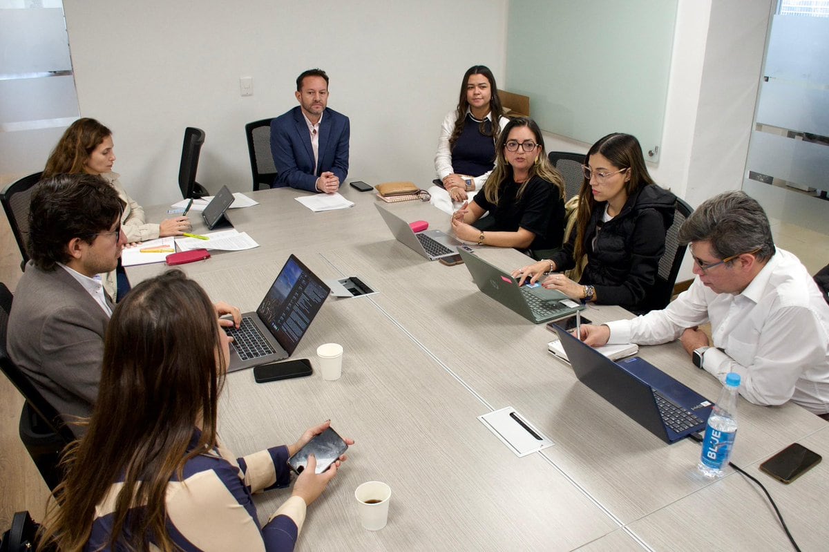 Funcionarios de la Contraloría General de la República, junto con delegados del Ministerio de Vivienda, el Ministerio de Comercio, Industria y Turismo de Colombia y la Superintendencia de Industria y Comercio participaron en una mesa técnica para analizar el borrador de decreto que modificaría el esquema de precios de las viviendas VIS y VIP en Colombia - crédito Contraloria/X