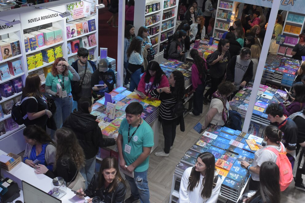 Sabado repleto de gente en la Feria del Libro