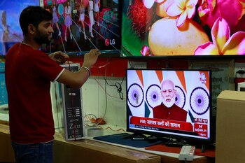 Un vendedor observa al primer