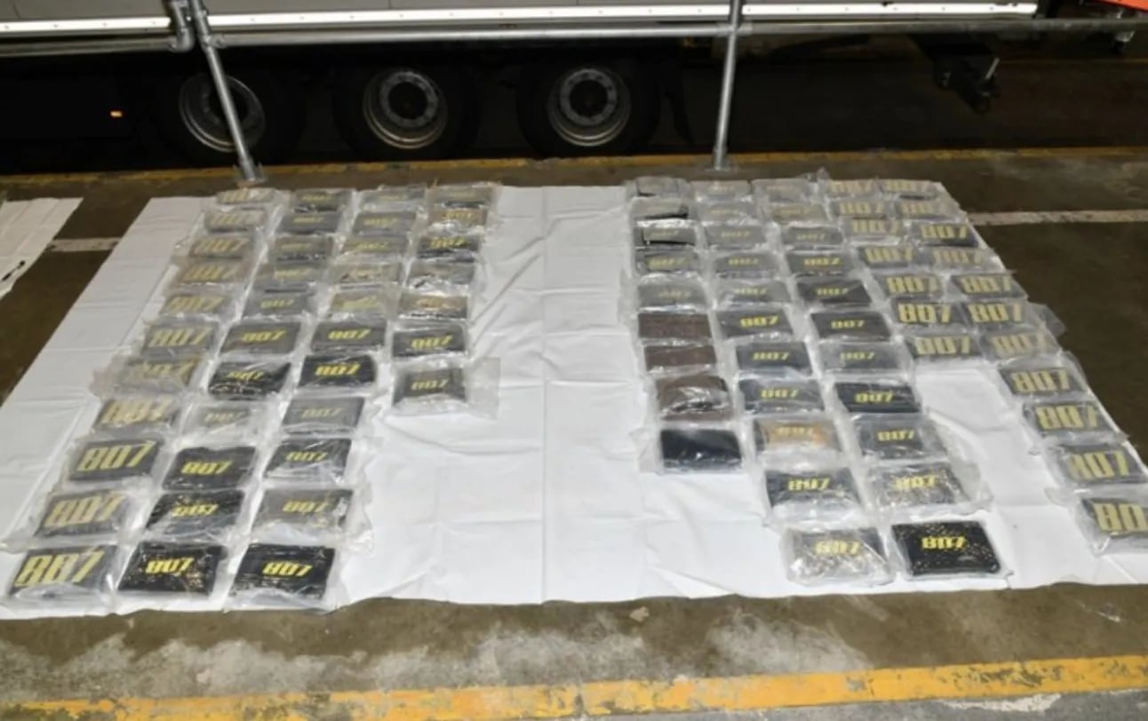 La droga estaba escondida detrás de las puertas traseras del remolque, modificado especialmente para el contrabando.(National Crime Agency)