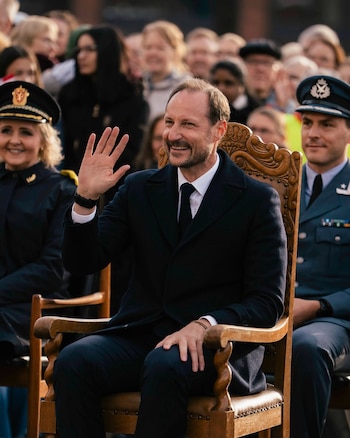El rey Haakon, en su visita a Narvik (Casa Real)