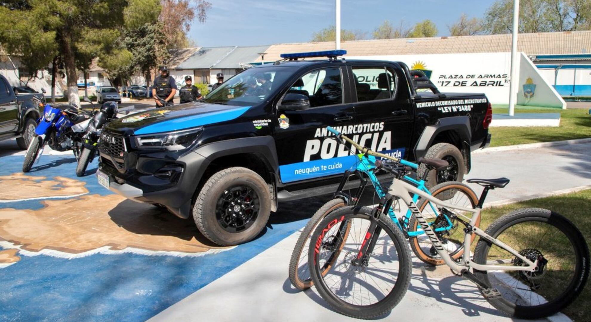 Los vehículos que fueron entregados a la Policía local y el Ministerio de Salud (X: @Rolo_Figueroa)