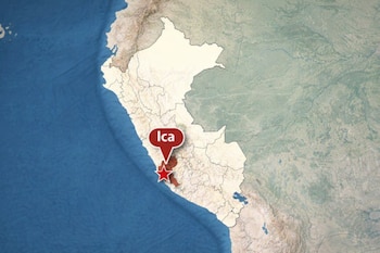 Mapa satelital de Perú destacando la región de Ica en la costa central. Un marcador rojo con la palabra 'Ica' y una estrella roja señalan la ubicación exacta.