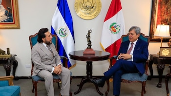 El Salvador y Perú intensifican el diálogo para atraer inversiones en turismo, comercio e industria