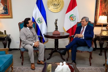 El vicepresidente de El Salvador, Félix Ulloa hijo, y el embajador de Perú, César Jordán, conversaron sobre una mayor cooperación bilateral entre ambos países./ (Vicepresidencia de la República)