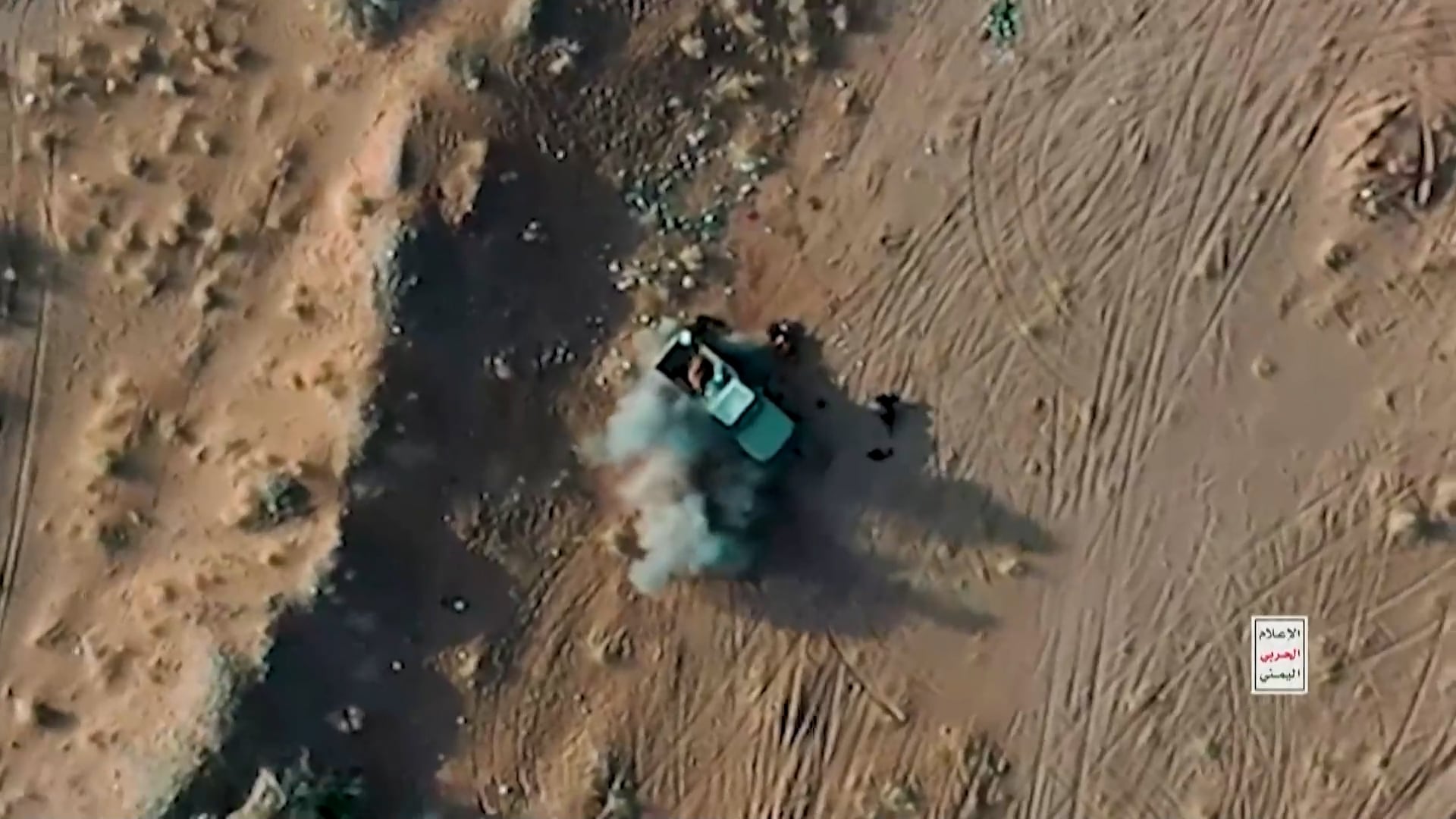 Un dron ataca un vehículo de las fuerzas saudíes en una zona desértica de Yemen.