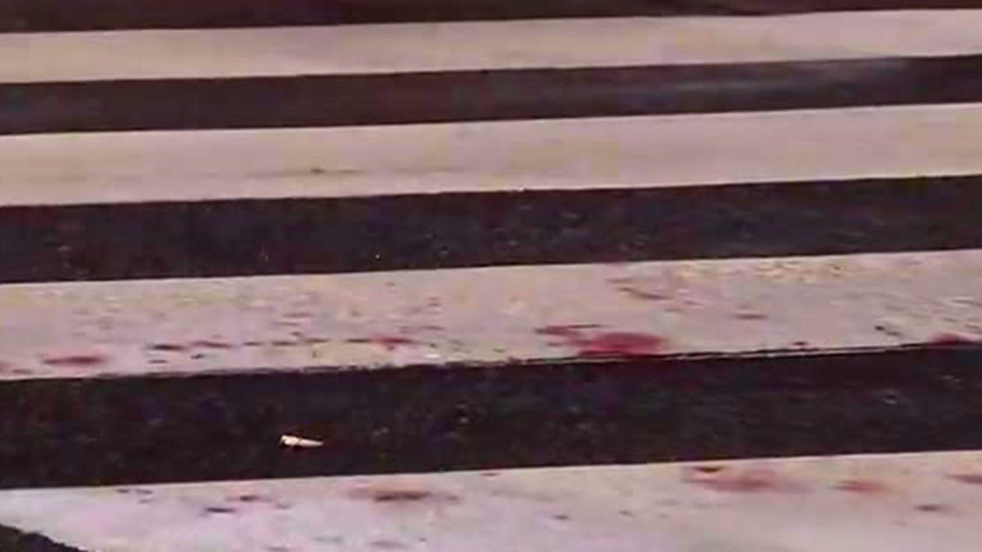 Las manchas de sangre muestran que la víctima caminó antes de desplomarse.