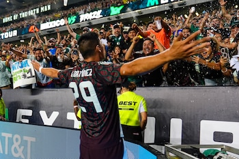 El llamado al Tri de Martínez se da en plena preparación para la Liguilla, pero el delantero reafirma su compromiso con la institución universitaria. (AP Foto/Julio Cortez)