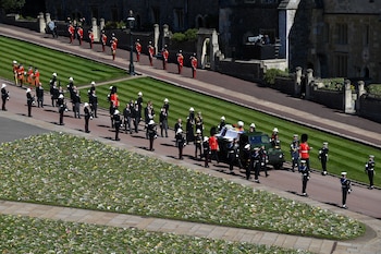El ataúd, cubierto con el estandarte personal del príncipe Felipe junto con su espada, gorro naval y una corona de flores, fue trasladado por miembros de The Queen's Company, 1er Batallón de Granaderos de la Guardia