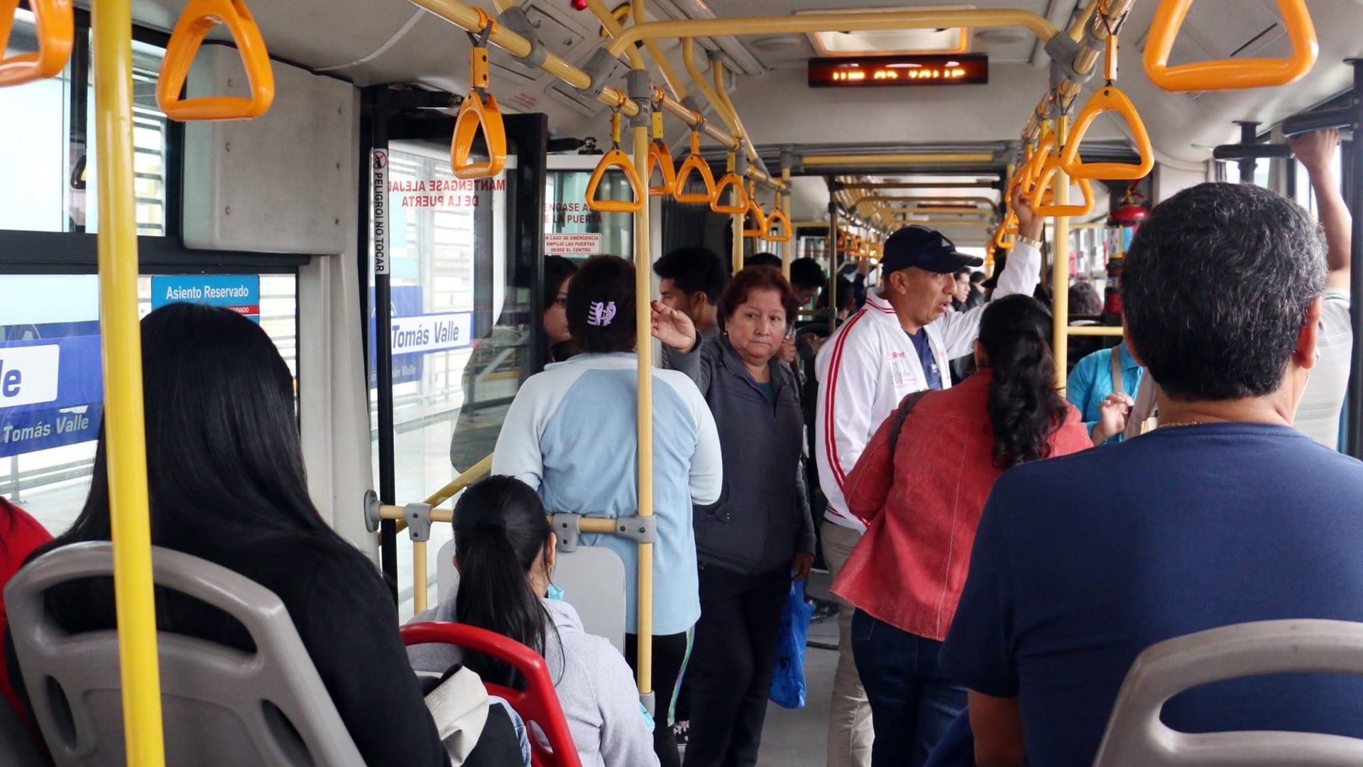 El 64% de los pasajeros afronta trayectos superiores a 45 minutos, y dentro de este grupo, el 36% realiza desplazamientos que duran entre 45 y 90 minutos. Foto: Metropolitano