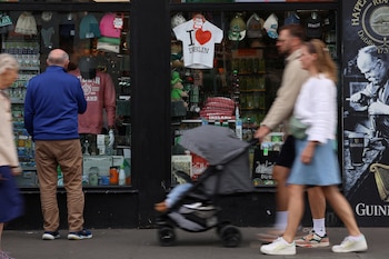La gente camina de compras.