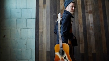 Muere a los 56 años el cantante irlandés y ganador de un Oscar Glen Hansard tras sufrir un accidente de moto