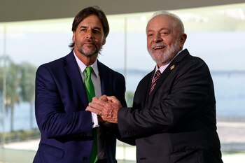 El presidente de Brasil, Luiz Inácio Lula da Silva, saluda a su homólogo de Uruguay, Luis Lacalle Pou (EFE/Antonio Lacerda)