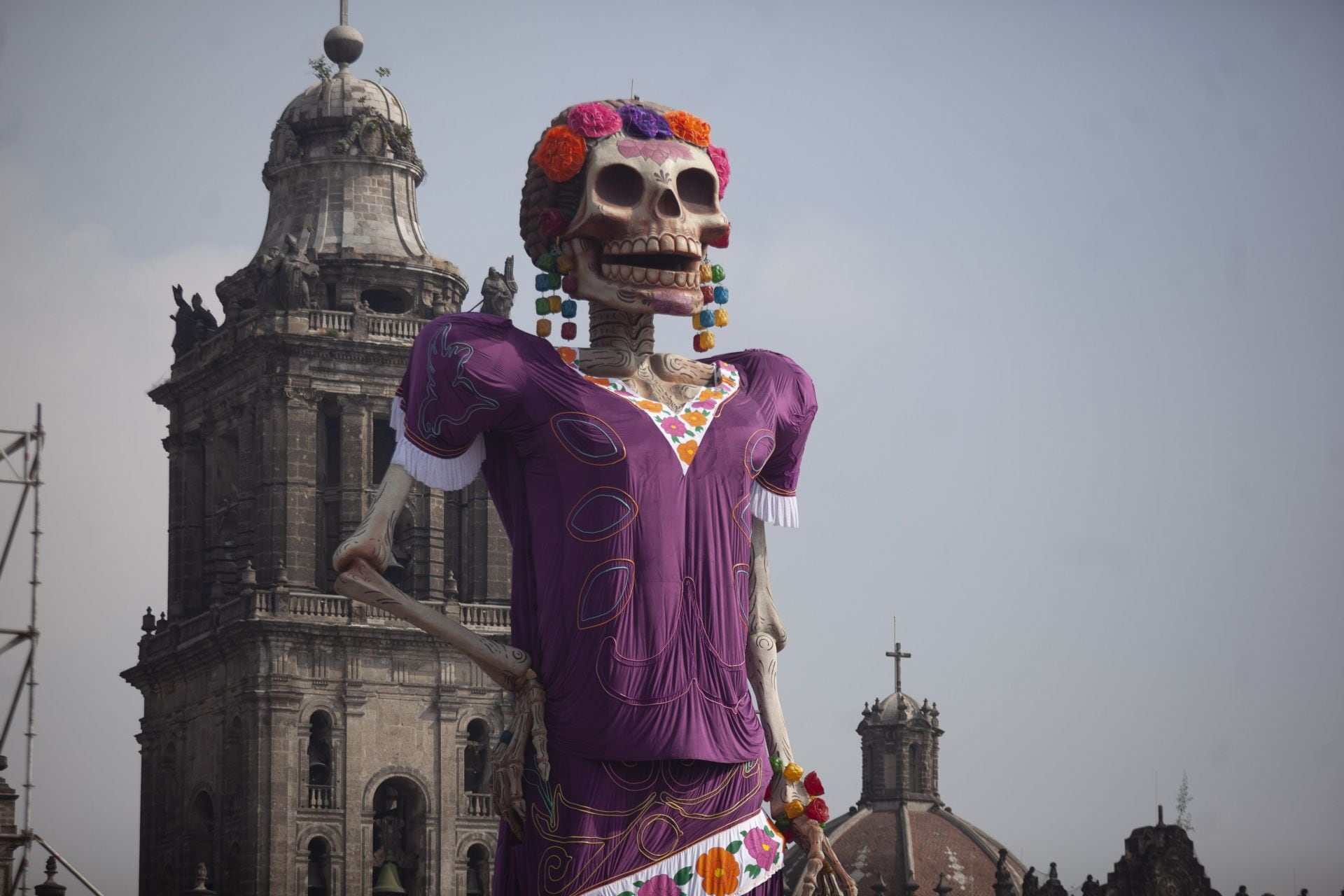 Una figura monumental de la Catrina de 32 metros de altura permanece en el Zócalo de la Ciudad de México antes de la apertura formal al público. (ANDREA MURCIA /CUARTOSCURO.COM)