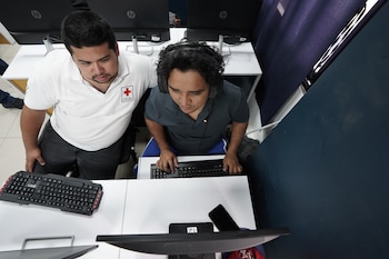 La capacitación en computación para personas con discapacidad visual se organiza en seis jornadas de seis horas y se imparte los sábados. (Foto: Cruz Roja Salvadoreña)