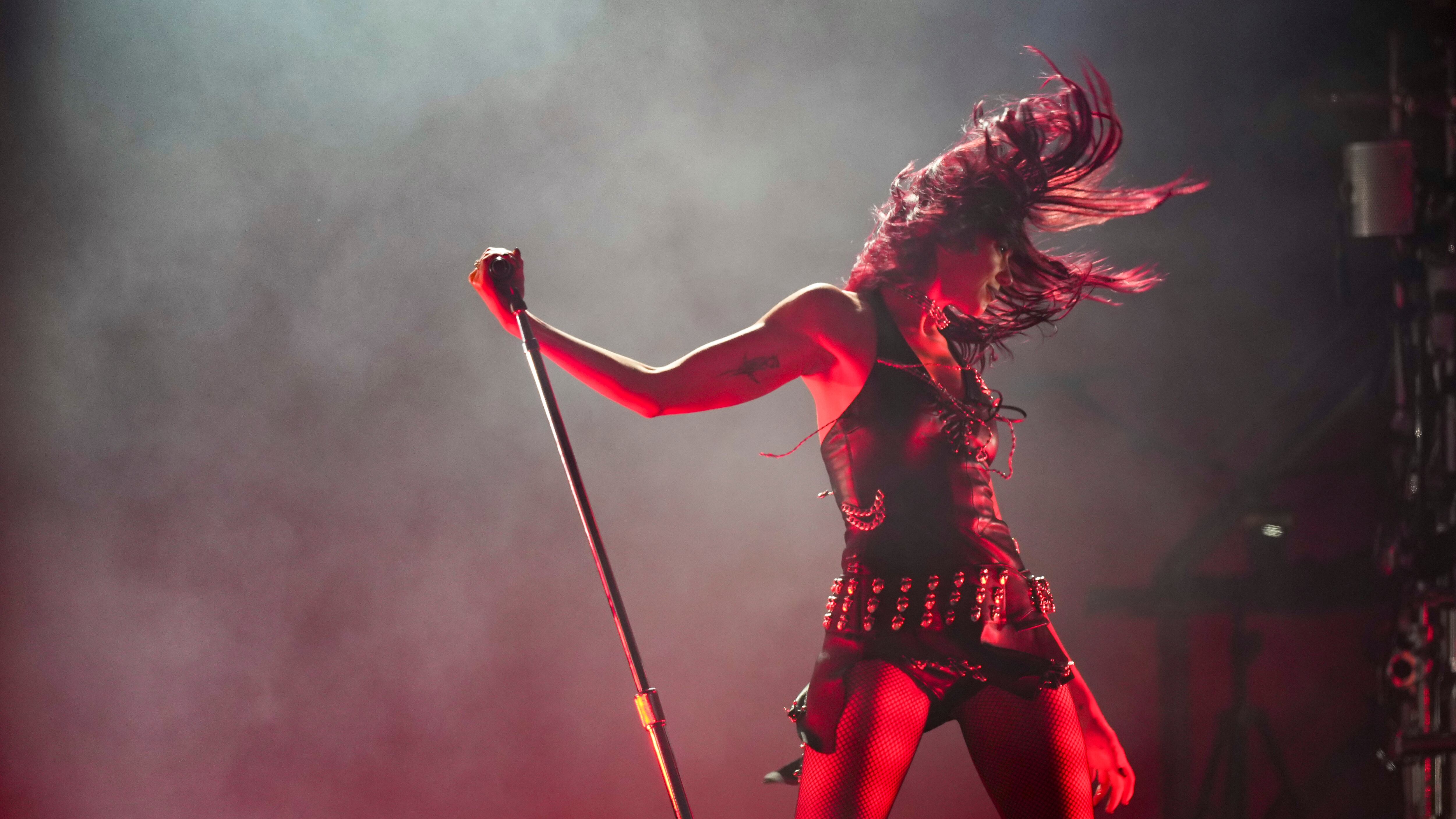 Dua Lipa durante su concierto en el Festival Glastonbury en Worthy Farm, Somerset, Inglaterra el viernes 28 de junio de 2024. (Scott A Garfitt/Invision/AP)