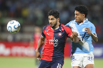 Domínguez vio la roja en el primer tiempo (EFE/Paolo Aguilar)