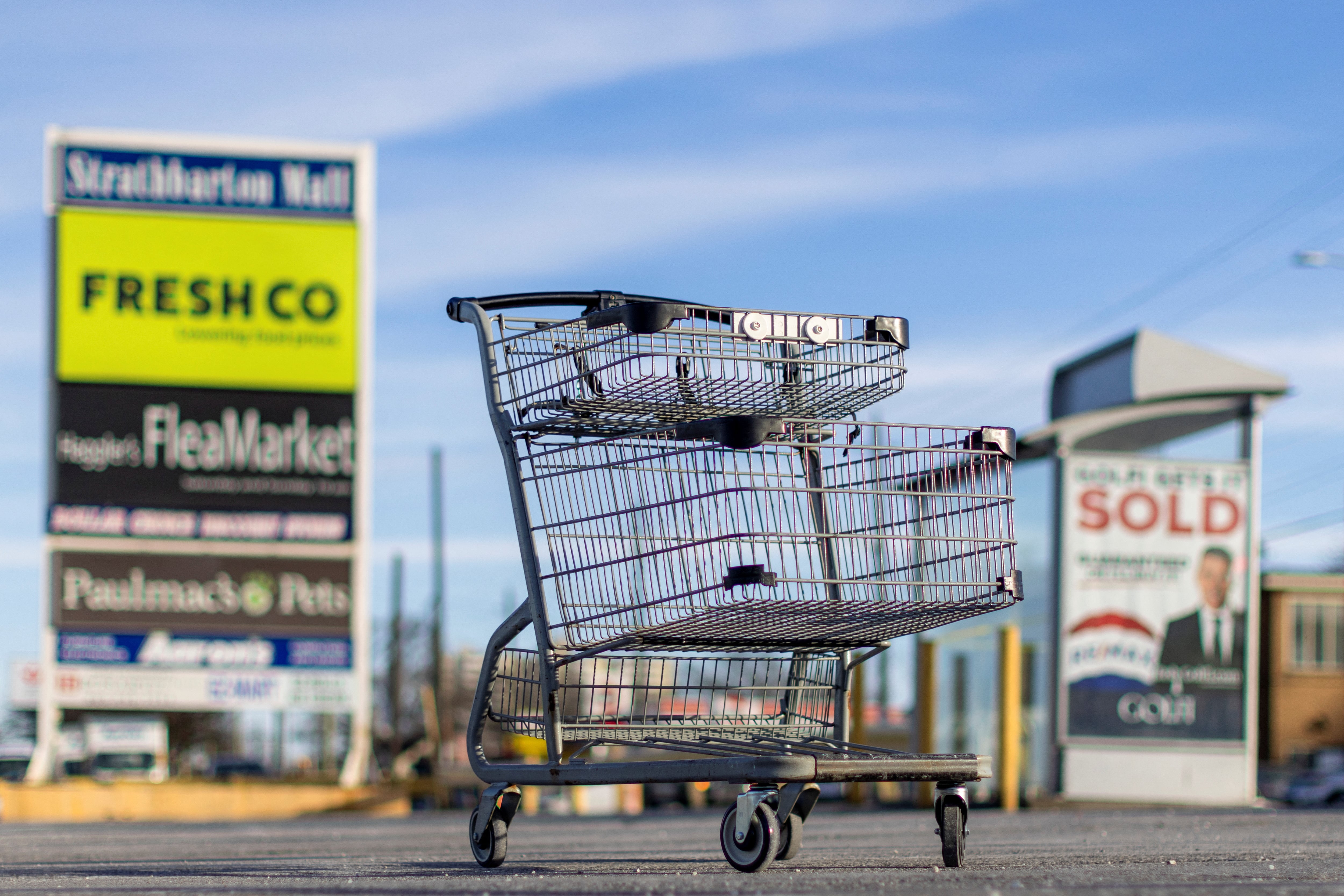 Sacar un carrito del supermercado en Arizona puede traer multas para clientes y tiendas. REUTERS/Carlos Osorio