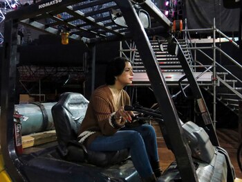Ángela Aguilar opera un montacargas