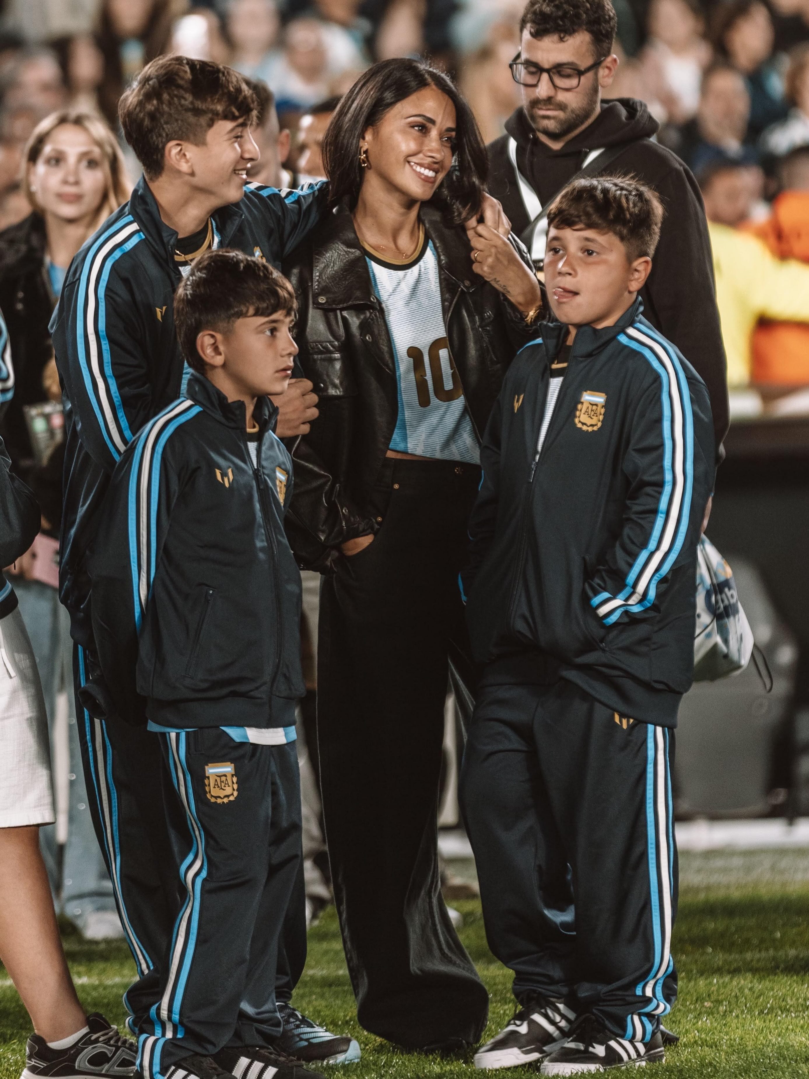 Antonela Roccuzzo junto a sus tres hijos en la despedida de Lionel Messi (Instagram @antoroccuzzo)