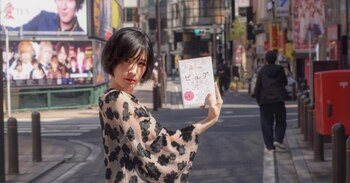 Miyuki Ono, presentando su novela