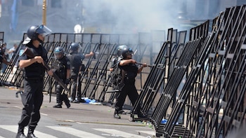 La oposición criticó el accionar de las fuerzas de seguridad: hubo más de 70 detenidos y más de 100 heridos (Guillermo Llamos)