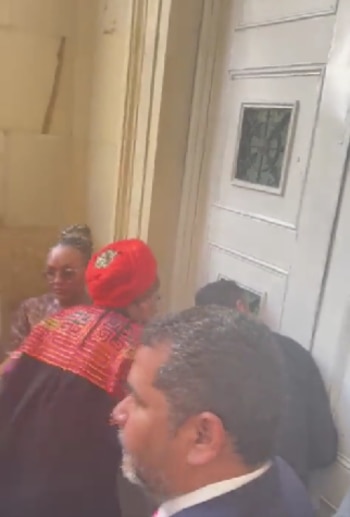 Congresistas golpeando con insistencia la