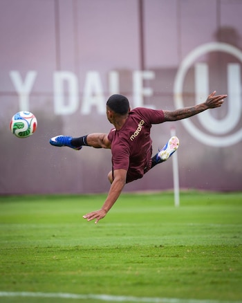 Bryan Reyna en los entrenamientos de Universitario en Campo Mar.
