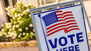 Principales resultados de las primarias en EEUU: sorpresas entre los demócratas y derrota de un aliado republicano de Trump