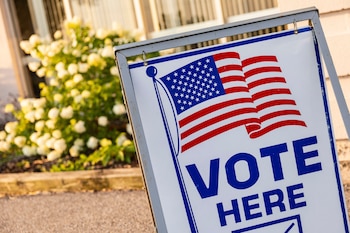 Un letrero de votación en Portsmouth. (Kaytie Boomer/The Bay City Times vía AP)