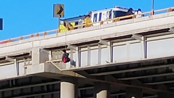 Encuentran cuerpo colgado en puente