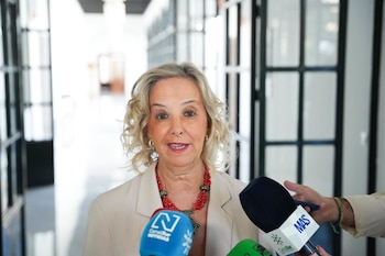 15/10/2026 La fiscal Superior de Andalucía, Ceuta y Melilla, Ana Tárrago, atiende a los medios junto al salón de protocolo del Parlamento andaluz. A 15 de octubre de 2026 en Sevilla (Andalucía, España). Ana Tárrago ha avalado la decisión de la Fiscalía de Menores tras solicitar a la Audiencia la investigación de los delitos de trato degradante y de lesiones psíquicas contra dos menores del caso de Sandra Peña, en base al informe forense.
POLITICA
María José López - Europa Press