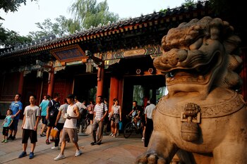 Gente entra y sale de