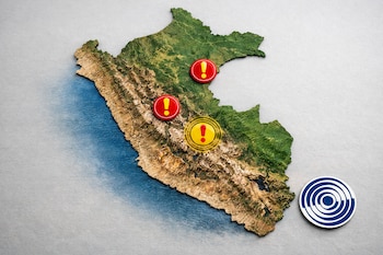 Mapa físico tridimensional de Perú sobre fondo gris claro. Tres iconos de alerta rojos y amarillos marcan puntos en el mapa. Logotipo del IGP azul y blanco.