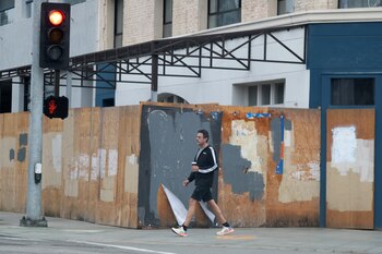 Hombre caminando frente a un