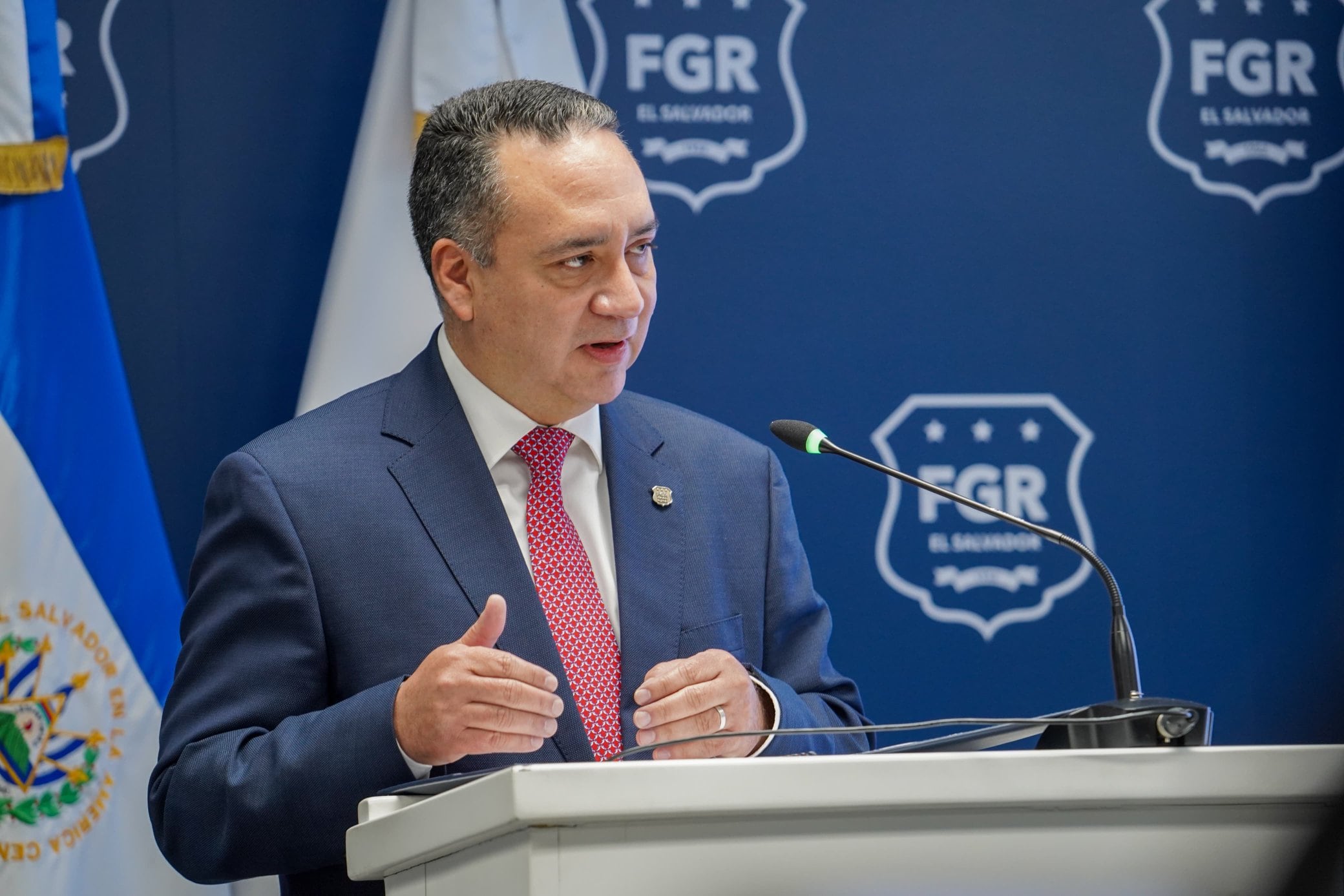 El fiscal general de la República de El Salvador, Rodolfo Delgado, durante la conferencia de prensa sobre la investigación a la financiera CrediCash en Chalatenango (Foto cortesía @FGR_SV).