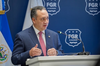 El fiscal general de la República de El Salvador, Rodolfo Delgado, durante la conferencia de prensa sobre la investigación a la financiera CrediCash en Chalatenango (Foto cortesía @FGR_SV).