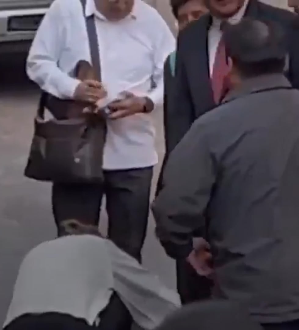 El incidente donde colaboradores de Hugo Aguilar Ortiz limpiaron su calzado en público desató una controversia sobre privilegios y austeridad en la SCJN. (Redes Sociales)