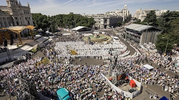 Samur atiende a 323 personas y traslada al hospital a nueve, ninguna grave, en el dispositivo de misa de Cibeles