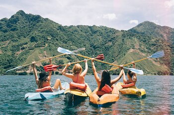 Grupo de amigos en kayak,