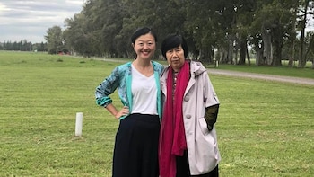 Karina Gao junto a su