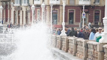 La Aemet activa los avisos amarillo y naranja por fuertes rachas de viento y olas de más de cuatro metros
