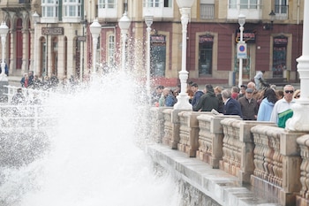 Las olas chocan contra la costa en Gijón, a 12 de abril de 2026. (EFE/ Paco Paredes)