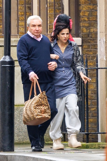 Celebrities-en-un-clic-02022023-Marisa-Abela-y-Eddie-Marsan