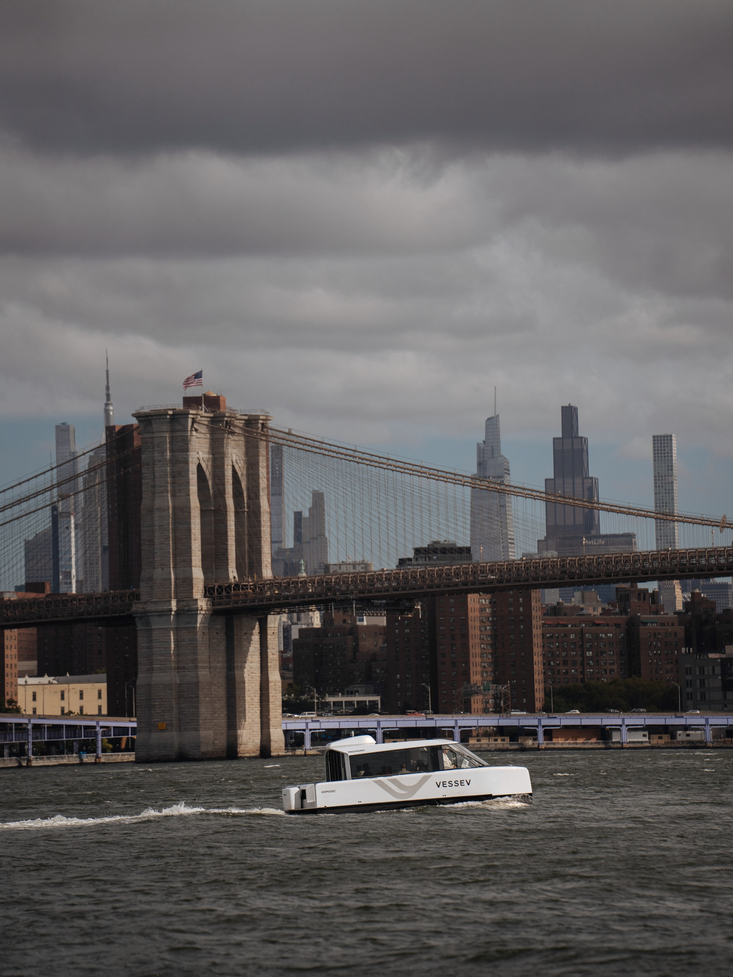 El ferry eléctrico Vessev navega sobre el agua frente a los rascacielos del bajo Manhattan en Nueva York. (Foto: @vessev.marine)