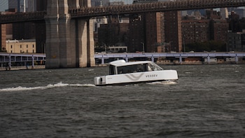 Una ferry eléctrico que casi vuela sobre el agua ya circula en Nueva York