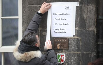 Un empleado de un bar