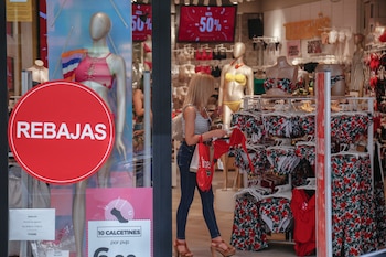 Interior de la tienda Tezenis con descuentos en la calle Velázquez de Sevilla.